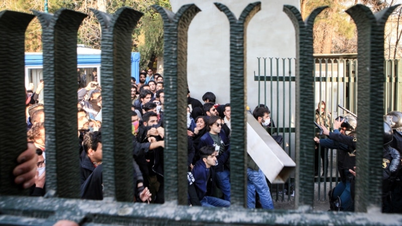 اعتراض دانشجویان دانشگاه تهران به صدور ۷۰ سال زندان برای ۱۲ دانشجو