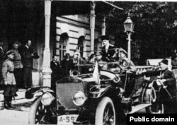 Гетьман Петро Скоропадський сідає до авто. Літо-осінь 1918 року