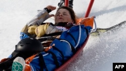Жаклин Эрнандез уносят на носилках с трассы. Сочи, 16 февраля 2014 года.