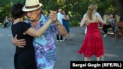 Ульяновск. Вместо того, чтобы сидеть перед телевизором, жители города танцуют танго.