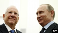 Vladimir Putin (sağda) və Reuven Rivlin 