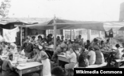 1953-cü ildə İsraildə bir kollektiv təsərrüfat qurumundan işçilərin nahar fasiləsi Gan Shmuel kibbutzu.