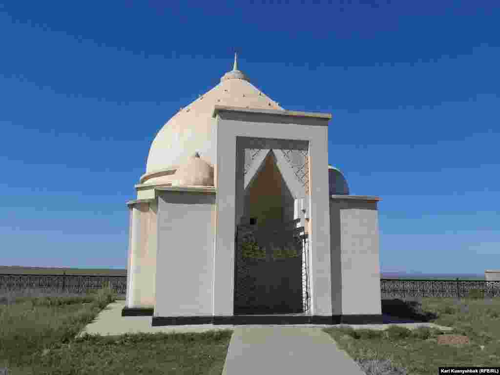 Мазар, установленный в 1997 году на месте могилы родителей Мухтара Ауэзова — Омархана и Нуржамал. Село Борлы, 22 августа 2013 года.