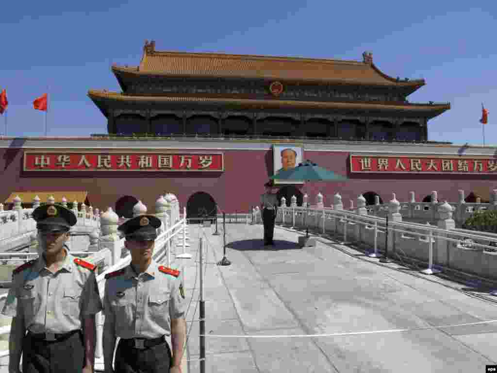 China - Soldiers from the Peoples Liberation Army (PLA) stand guard on Tiananmen Square in Beijing, 03Jun2009 - Caption: epa01749549 Soldiers from the Peoples Liberation Army (PLA) stand guard on Tiananmen Square in Beijing, China 03 June 2009. Security is extremely tight as tens of thousands of uniformed and plainclothes personnel are deployed all over the Chinese capital on the eve of the sensitive 20th anniversary of the 1989 June 4th violent suppression of pro democracy demonstrators. EPA/ADRIAN BRADSHAW 