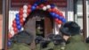 Российские военнослужащие стоят в очереди на входе на избирательный участок