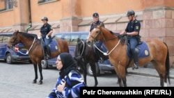 Стокгольм. Швеция. Конная полиция возле Королевского дворца
