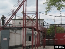 У ворот тюрьмы AK 159/6 в поселке Долинка Карагандинской области. 21 мая 2010 года.