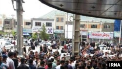 People and merchants protesting in Iran's Kurdistan, April 17, 2018.