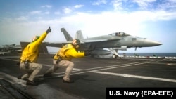 "F/A-18E Super Hornet" qırıcısının "USS Abraham Lincoln" təyyarədaşıyan gəmisindən uçuşu.