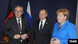 Jean-Claude Juncker, Vladimir Putin və Almaniyanın kansleri Angela Merkel (soldan sağa) 