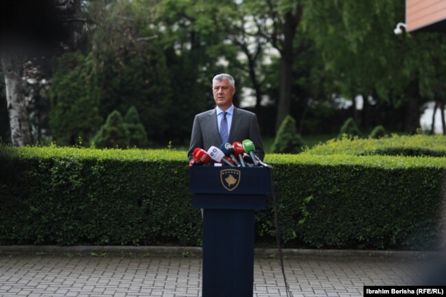 Presidenti i Kosovës, Hashim Thaçi gjatë një konference për media.