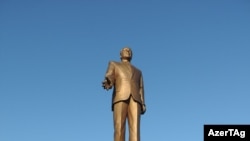 Один из многочисленных памятников Г.Алиеву
