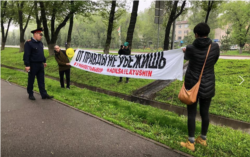 Асия Тулесова и Бейбарыс Толымбеков с плакатом «От правды не убежишь. За справедливые выборы».