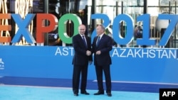 Ресей президенті Владимир Путин (сол жақта) мен Қазақстан президенті Нұрсұлтан Назарбаев EXPO көрмесінде. Астана, 9 маусым 2017 жыл.