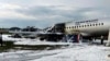 Последствия трагедии в аэропорту Шереметьево, 5 мая. Экипаж самолета подал сигнал бедствия и затребовал посадку вскоре после взлета.&nbsp;