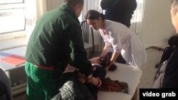 Медики обследуют ребёнка из села Берёзовка. Западно-Казахстанская область, 21 января 2015 года.