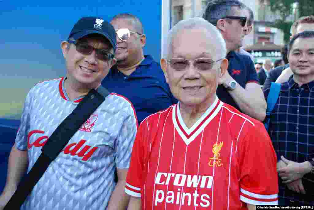 Это мистер Цси. Ему 84 года. Но он не представляет, как можно пропустить финал Лиги чемпионов, где играет родной клуб