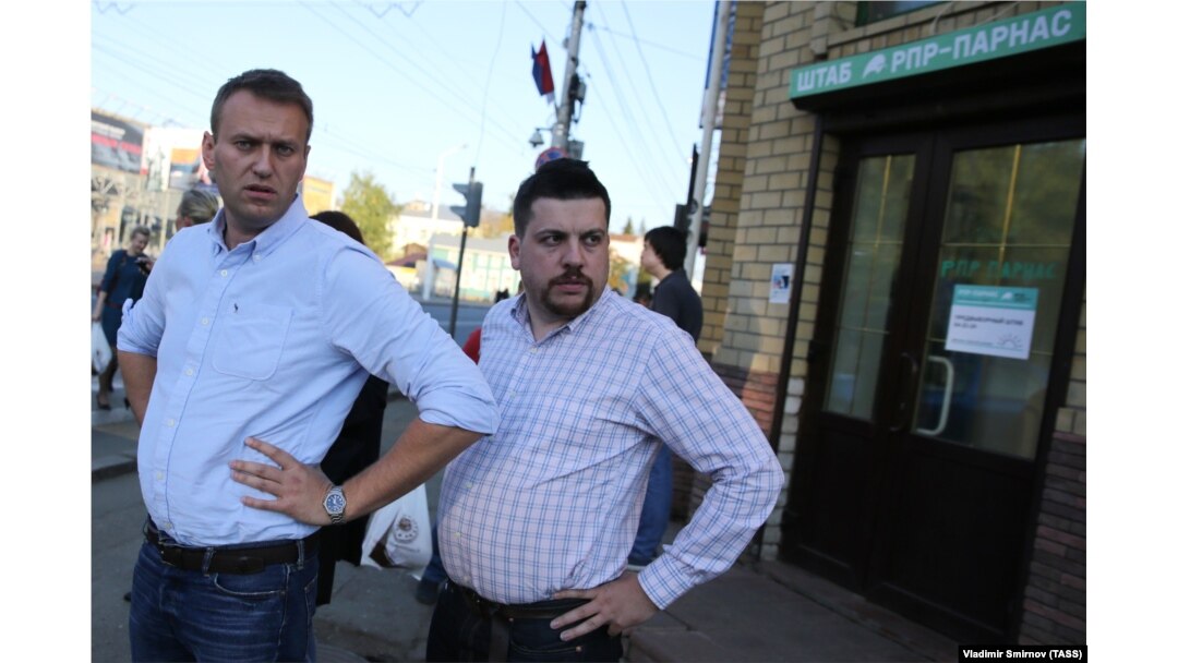 Russian opposition leader Aleksei Navalny (left) and his adviser Leonid Volkov. (file photo)