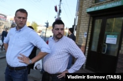 Russian opposition leader Aleksei Navalny (left) and his adviser Leonid Volkov. (file photo)