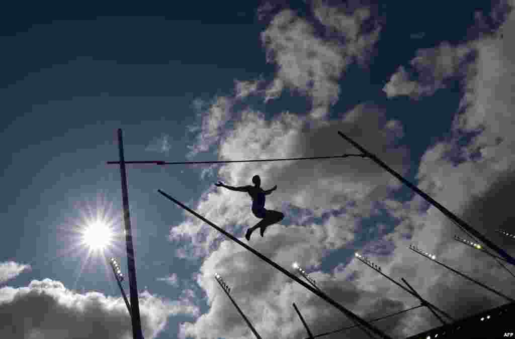 France's Renaud Lavillenie competes in the men's pole-vault qualification round during the European Athletics Championships at the Letzigrund stadium in Zurich on August 14. (AFP/Franck Fife)