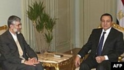 حسنی مبارک، رييس جمهوری مصر، و غلامعلی حداد عادل، رييس مجلس ايران روز چهارشنبه در قاهره با یکدیگر دیدار و مذاکره کردند.