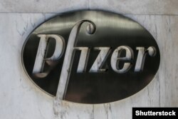 У фармацевтичній компанії Pfizer прогнозують 26 мільйонів доларів прибутку у 2021 році від продажу вакцини від коронавірусу. Дохід від продажу вакцини зараз складає понад третину усіх прибутків компанії