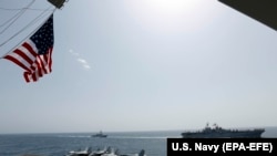 آرشیف/ بیرق امریکا در یکی از کشتی های جنگی این کشور این تصویر جنبۀ تزئینی دارد