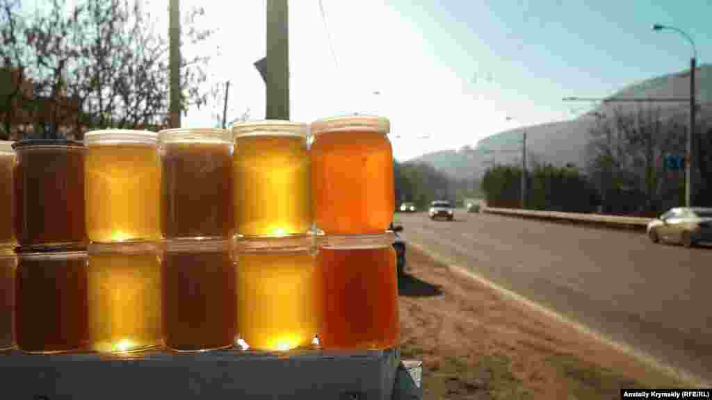 Перевальненський мед на будь-який колір і смак продається на Дачній вулиці, якою проходить автодорога Сімферополь &ndash; Алушта
