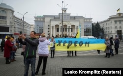 В центре Херсона люди радуются освобождению города из-под оккупации Россией и бегству армии РФ. Украина, 12 ноября 2022 года