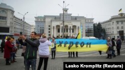 У центрі Херсону люди радіють звільненню міста з-під окупації Росією та втечі армії РФ. Херсон, 12 листопада 2022 року