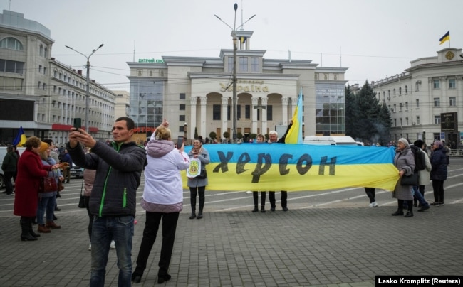 У центрі Херсону люди радіють звільненню міста з-під окупації Росією та втечі армії РФ. Херсон, 12 листопада 2022 року