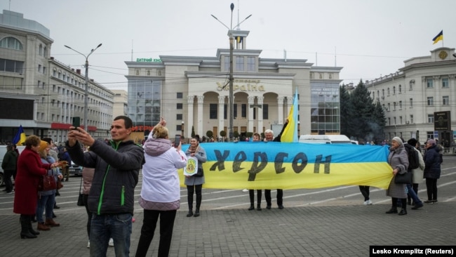 У центрі Херсону люди радіють звільненню міста з-під окупації Росією та втечі армії РФ. Херсон, 12 листопада 2022 року