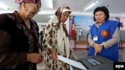 Избирательный участок в селе Байтик в 25 километрах от столицы Бишкека. 4 октября 2015 года.