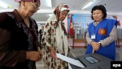 Голосование на избирательном участке в селе Байтик близ Бишкека, 4 октября 2015 года.