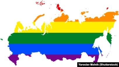 Қыз тізесін қосып отырады (порно)