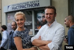 Алексей Навальный с женой Юлией на вручении премии "ПолитПросвет". Москва, 27 мая