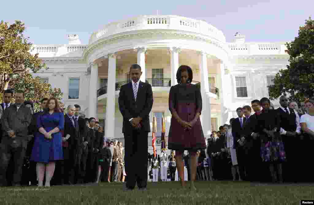 SAD - Predsjednik Obama sa suprugom Michelle minutom ćutnje odali su počast žrtvama terorističkog napada 11. septembra 2001. godine, Washington, 11. septembar 2012. Foto: REUTERS / Jason Reed 