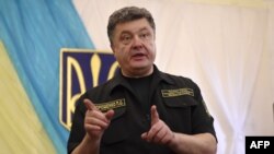 Порошенко у Маріуполі: нашу землю нікому не віддамо (фотогалерея)