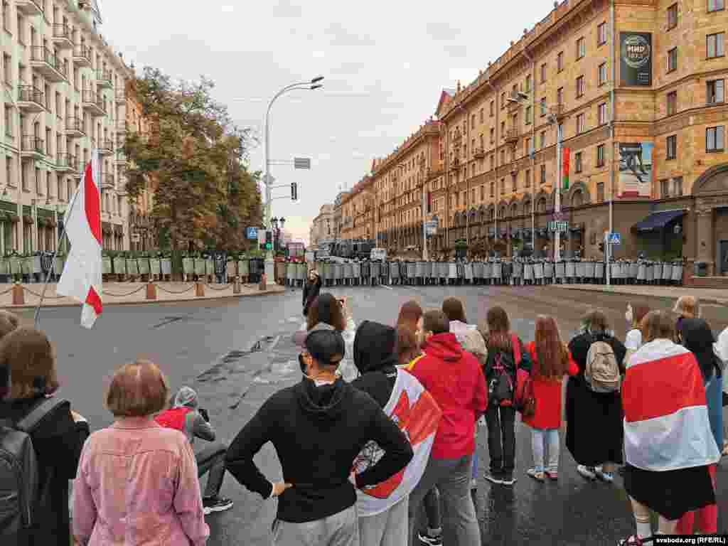 Каля 18.00 на скрыжаваньні вуліц Леніна і Інтэрнацыянальнай. Кардон сілавікоў на шляху людзей, якія вяртаюцца з боку стэлы&nbsp;