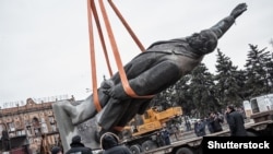 Демонтаж пам'ятника Леніну в Запоріжжі в рамках декомунізації. 17 березня 2016 року