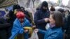 Помощник госсекретаря США Виктория Нуланд раздает бутерброды участникам "евромайдана" в Киеве (11 декабря 2013 года)