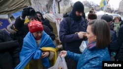 Заместитель госсекретаря США Виктория Нуланд раздает бутерброды на Майдане Незалежности. Киев, 11 декабря 2013 года.