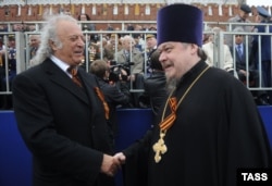 Илья Резник и председатель Синодального отдела по взаимоотношениям Церкви и общества протоиерей Всеволод Чаплин на военном параде на Красной площади в Москве, архивное фото