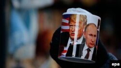 Šolja sa likovima predsednika SAD Donalda Trampa i Rusije Vladimira Putina