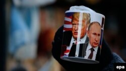 Кружка із зображенням президента США Дональда Трампа і президента Росії Володимира Путіна у сувенірній крамниці Санкт-Петербурга