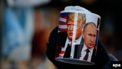 Кружка с изображением Дональда Трампа и Владимира Путина в сувенирном киоске Санкт-Петербурга, январь 2017 года