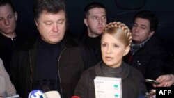 Архівне фото 2009 року: Петро Порошенко і Юлія Тимошенко