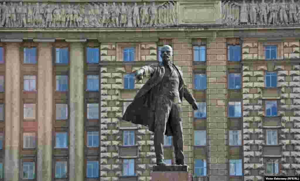 Aceasta e direcția!... Statuie a lui Lenin la St. Petersburg. 