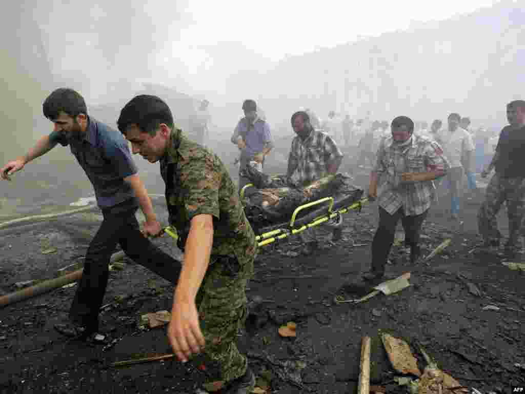 В результате подрыва смертника на автомобиле у здания городского отдела внутренних дел в Назрани погибли 25 человек, 17 августа 2009
