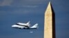 Космический челнок "Дискавери", установленный на самолете Боинг-747 пролетает мимо Монумента Вашингтона 17 апреля 2012 года
